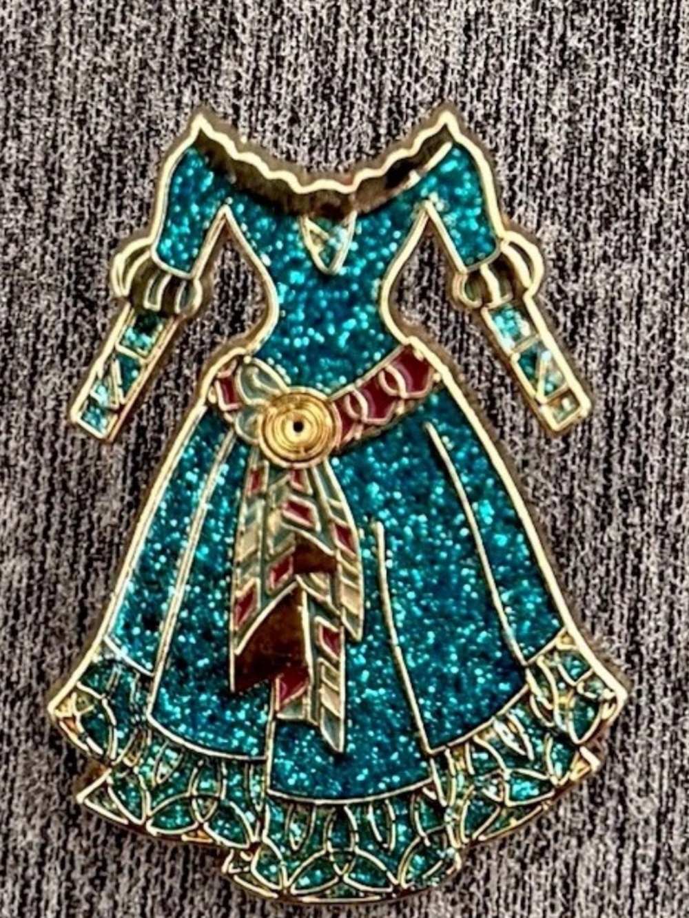 LOUNGEFLY DISNEY/PIXAR BRAVE MERIDA CLAN PRINCESS DRESS MYSTERY PIN